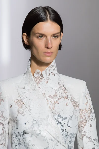 Look 16